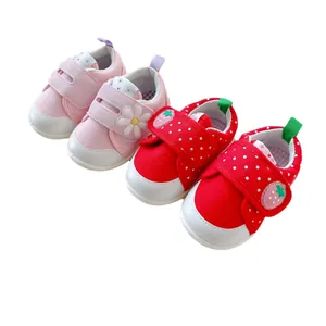 Schattige babyschoentjes voor meisjes met klittenband, roze bloem en rode aardbei design
