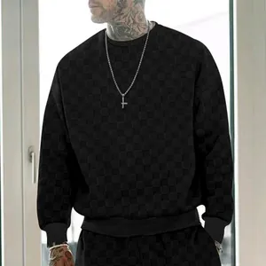 Gros plan d'un sweat-shirt à manches longues en jacquard lourd avec motif à damier pour homme