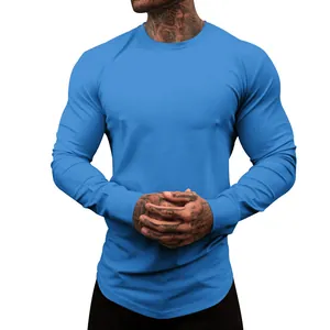 Λεπτομέρεια ανδρικού μπλε μακρυμάνικου slim fit T-shirt με στρογγυλή λαιμόκοψη