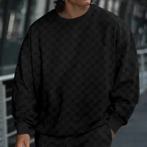 Vue détaillée de la texture jacquard à damier noir sur un t-shirt à manches longues