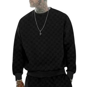 Vue détaillée d'un t-shirt à manches longues en jacquard damier pour hommes avec col rond