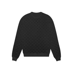 Vue détaillée du motif en damier 3D sur un sweat-shirt noir à manches longues et col rond
