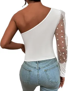 Vue arrière d'un haut blanc à une épaule avec détails de la manche en tulle à pois