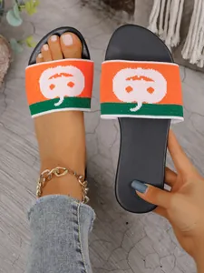 Primer plano de sandalias planas para mujer con diseño de calabaza tejida y tobillera dorada.