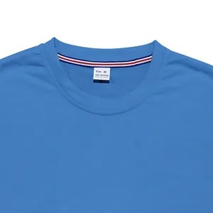 Κοντινή λήψη μπλε γιακά t-shirt με ετικέτα μεγέθους M από πολυεστέρα υψηλής ποιότητας