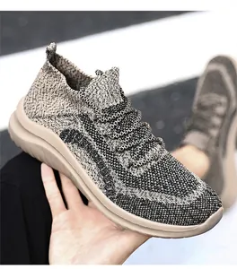 Gros plan de baskets légères en maille fly-knit pour hommes avec texture respirante.