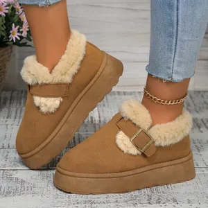 Botas de nieve de plataforma marrón con forro de piel sintética y detalle de hebilla.