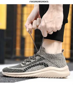 Gros plan de baskets homme respirantes en flyknit avec semelle souple et lacets