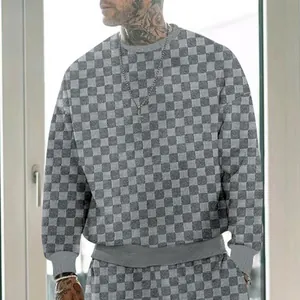 Détail d'un t-shirt à manches longues pour homme en jacquard lourd à damier
