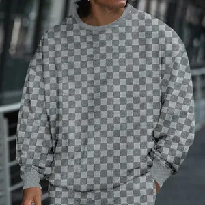 Vue détaillée de la texture jacquard à damier lourd sur ce sweat-shirt décontracté homme.