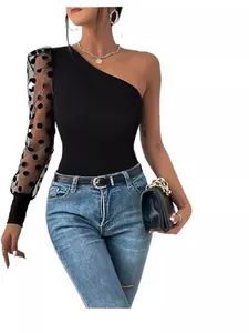 Haut noir élégant à une épaule avec manche bouffante en tulle à pois sur blanc