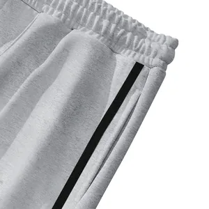 Dettaglio ravvicinato dei pantaloni casual grigi da uomo con striscia laterale nera