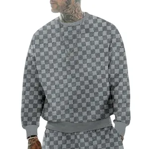Vue détaillée d'un sweat-shirt à manches longues à damier gris pour hommes