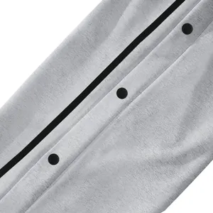Vista macro dettagliata dei bottoni a pressione neri sui pantaloni casual grigi da uomo