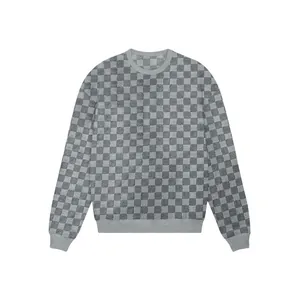 Vue détaillée d'un t-shirt à manches longues pour hommes avec motif damier jacquard gris