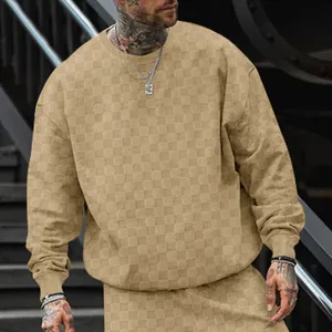 Détail du t-shirt à manches longues pour hommes avec motif damier jacquard beige