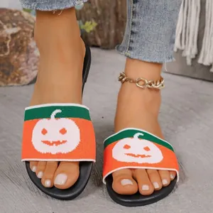 Elegantes sandalias planas de verano para mujer con un diseño festivo de calabaza
