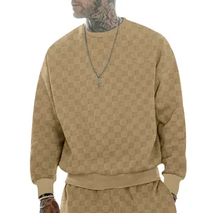 Vue détaillée du sweat-shirt à manches longues en jacquard damier pour homme en kaki
