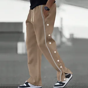 Vista laterale di pantaloni uomo kaki con bottoni a pressione e strisce riflettenti.