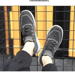 Vue détaillée de baskets à enfiler fly-knit grises pour hommes avec maille respirante et semelle