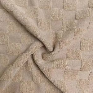 Vue détaillée du tissu en maille jacquard lourde avec un motif de damier texturé
