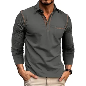 Vista detallada de un polo de manga larga gris oscuro para hombre con bolsillo