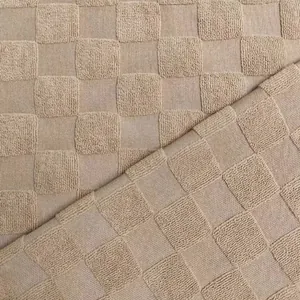 Gros plan sur un tissu en maille jacquard épaisse avec texture à motif damier relief