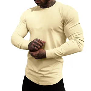 Ανδρική μακρυμάνικη μπλούζα slim fit σε κρεμ χρώμα με λεπτομέρεια στρογγυλή λαιμόκοψη.