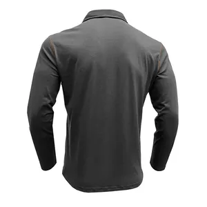 Vista posterior de un polo de manga larga gris oscuro para hombre con costuras