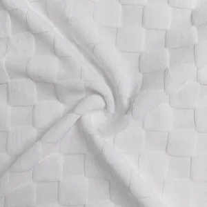 Vue détaillée du tissu en maille jacquard blanche épaisse avec motif à damier texturé