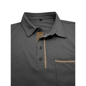 Detalle de un polo de hombre gris marengo con detalles en el cuello de color caqui.