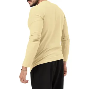 Πίσω όψη μπεζ ανδρικού t-shirt με μακριά μανίκια από βαμβάκι και στρογγυλή λαιμόκοψη