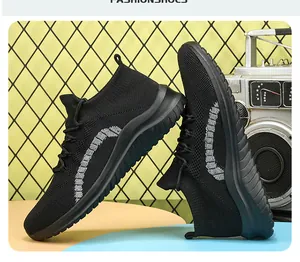 Baskets slip-on noires en maille flyknit pour hommes avec semelle souple et motif gris élégant
