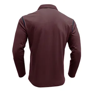Vista trasera de un polo de manga larga granate con detalles de costura contraste.