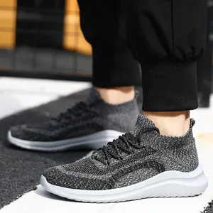Baskets de sport légères à enfiler pour hommes en fly-knit avec semelle blanche souple