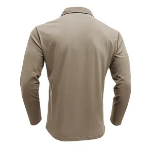 Vista trasera de alta calidad de un polo de negocios para hombre caqui de manga larga