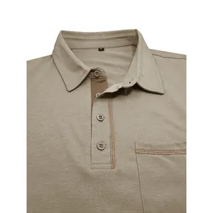 Vista detallada del cuello y el bolsillo del pecho de un polo de manga larga para hombre.