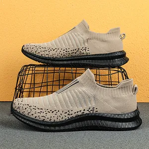 Zapatillas sin cordones de malla beige transpirables para hombre con suelas negras gruesas