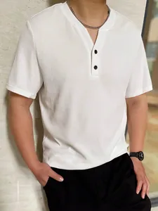 Detailansicht eines weißen Henley-Shirts aus Waffelstrick mit Knopfleiste und V-Ausschnitt
