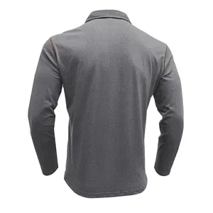 Vista posterior de un polo gris de manga larga para hombre con costuras en contraste.