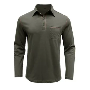 Detalle de polo de manga larga para hombre en color verde oliva con bolsillo frontal