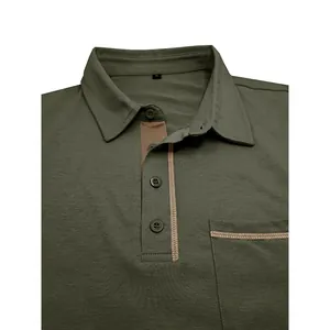 Primer plano detallado de un polo para hombre en verde oliva con cuello y bolsillo