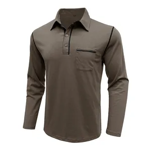 Primer plano de un polo marrón para hombre con ribetes negros y bolsillo frontal.