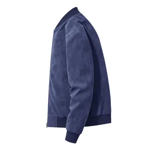 Vue latérale d'un blouson aviateur en daim bleu montrant la texture et les bords-côtes