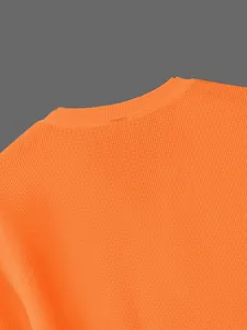 Nahaufnahme des leuchtend orangen Waffelstrickstoffs und des Rundhalsausschnitts