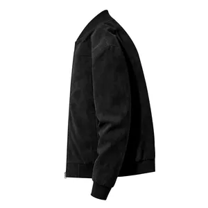 Profil latéral détaillé montrant la texture en daim et les poignets d'une veste noire