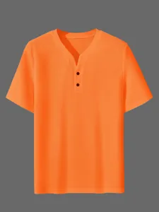 Detail des orangefarbenen Henley-T-Shirts für Herren mit Waffelstrick und Knopfleiste.