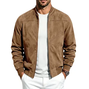 Gros plan d'un blouson aviateur en daim marron pour homme avec fermeture éclair et col montant