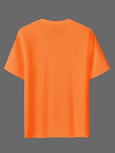 Rückansicht eines leuchtend orangefarbenen Waffelstrick-T-Shirts mit Stoffstruktur