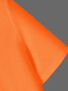 Detailansicht des atmungsaktiven orangefarbenen Stoffes eines lässigen Henley-T-Shirts für Herren